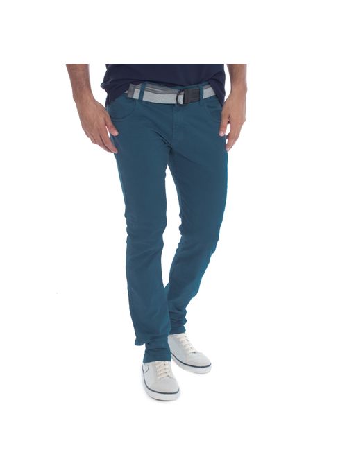 Calça sarja masculina azul junto com camiseta masculina preta é exemplo de look masculino básico harmonioso e equilibrado