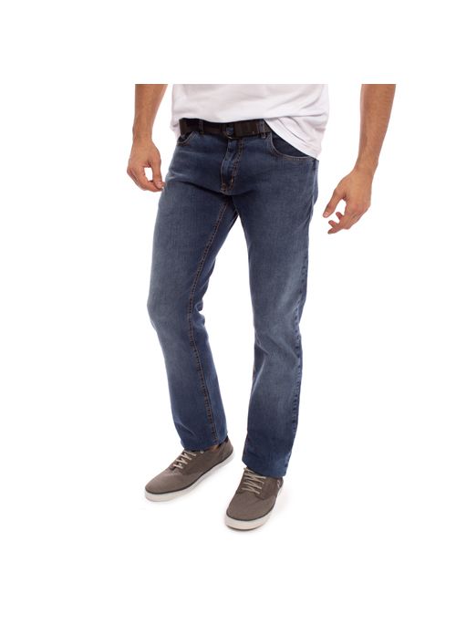 Exemplo de look básico com calça jeans masculino é usar calça jeans skinny com camiseta branca, cinto e sapatênis