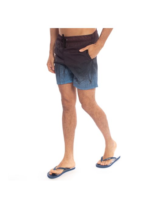 Short masculino estampado em cores neutras pode combinar com camisa de botão estampada em cores neutras criando um mix de estampas sofisticado