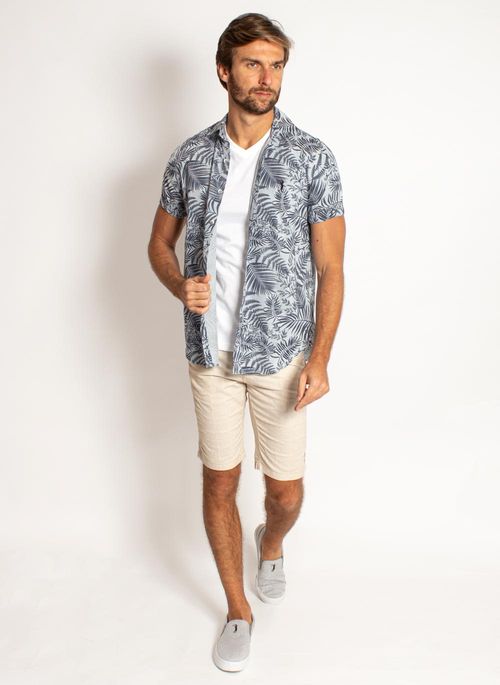 Camisa masculina estampada floral é a cara da primavera 2021