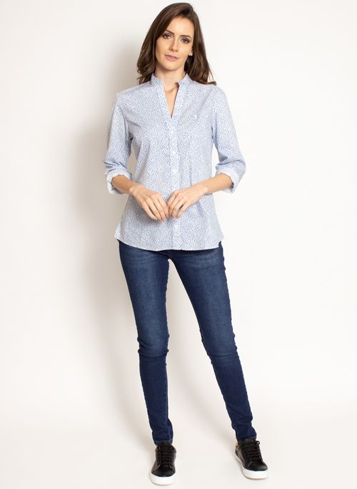 Para aderir a moda minimalista feminina é simples: basta usar calça jeans com camisa social com estampa minimalista
