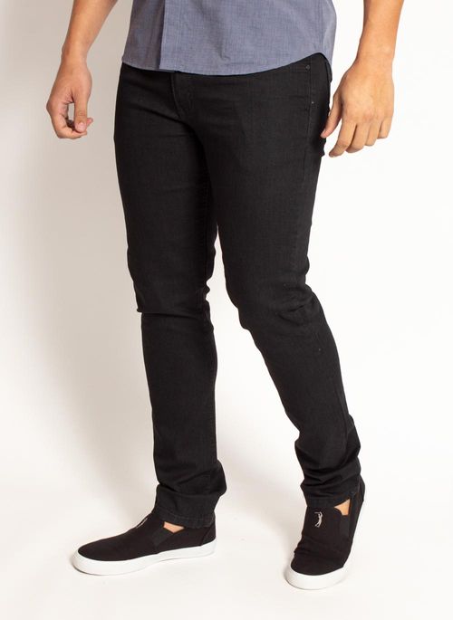 Calça jeans masculina skinny com camisa social cria um look básico e com caimentos equilibrados