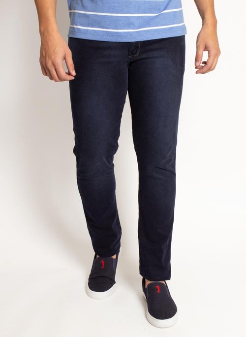 Calça jeans é um tipo de calça masculina versátil por isso vale a pena ter no armário sempre
