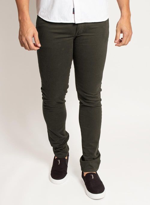 Calça de sarja masculina é exemplo de modelo elegante e cheio de estilo para trabalhar ou socializar