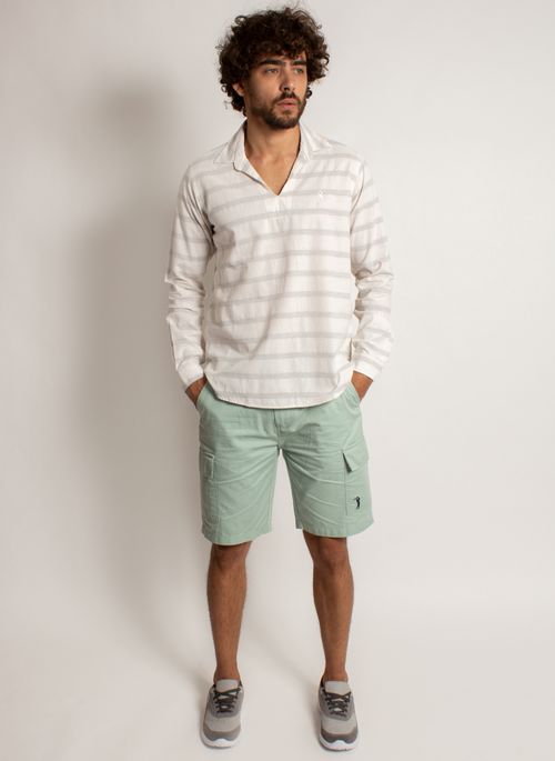 Dica de moda minimalista masculina: camisa social listrada em branco e cinza com bermuda caqui em tom pastel e tênis neutro