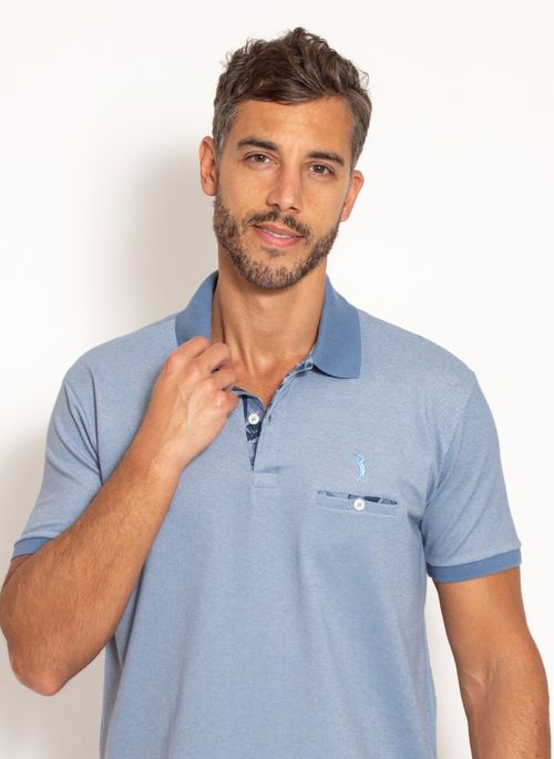 Camisa polo é combinação perfeita para calças masculinas estilosas na hora de trabalhar