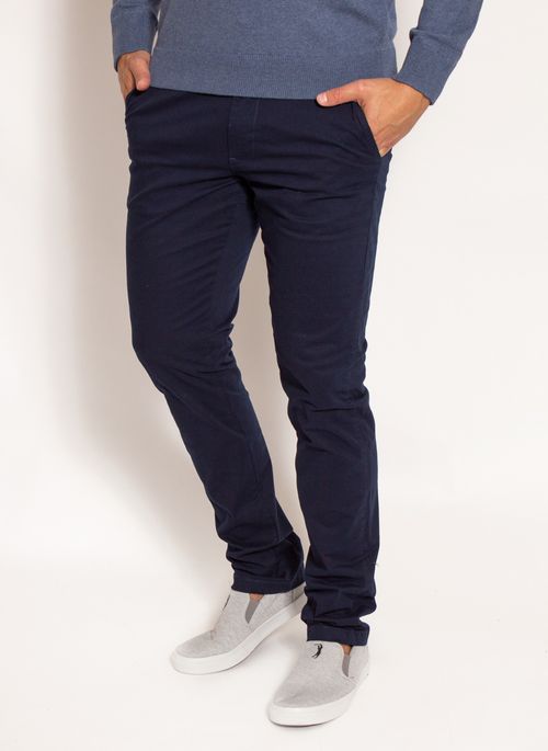 Calça azul masculina confere um toque moderno e estiloso ao look de trabalho