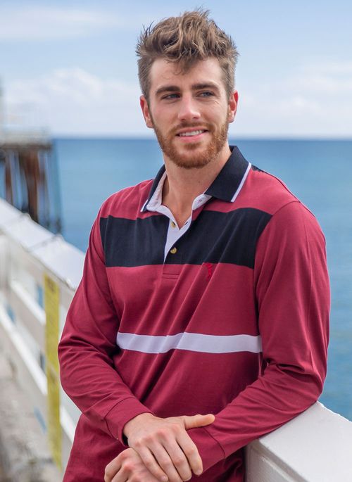 Camisa polo manga longa pode integrar elegantes looks masculinos de inverno com tênis e jeans
