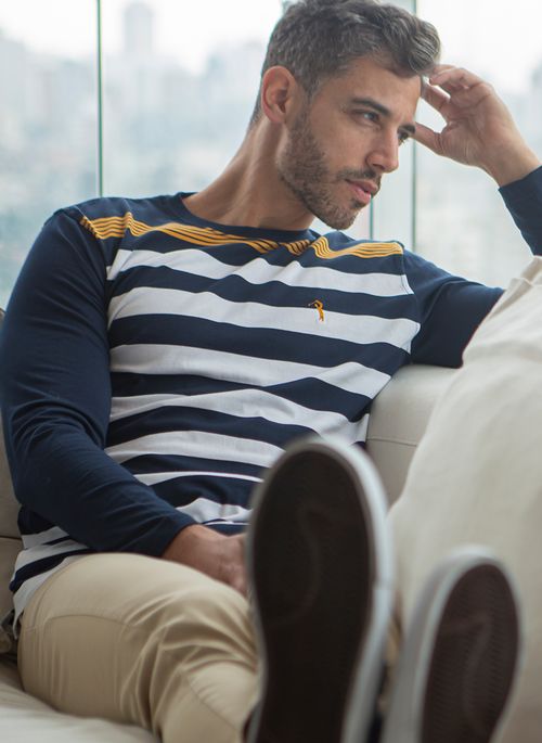 Camiseta masculina é uma ótima dica de presente para o Dia dos Pais porque confere estilo aos looks casuais