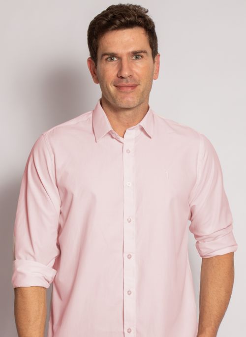 Camisa social masculina é uma sugestão de presente de Natal para homens porque facilita criar looks de festa e serve como roupa de trabalho